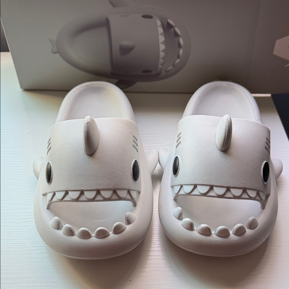 Womens 9-10 men’s 7.5-8 Shark light grey slides